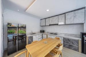 Kuchyň nebo kuchyňský kout v ubytování Aditya Villa