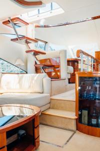 ein Wohnzimmer mit Sofa und Treppe auf einem Boot in der Unterkunft Indian Summer Charter in Picton