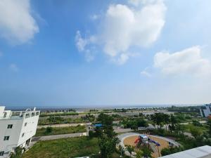 una vista sulla spiaggia dal balcone di un edificio di Miracle Suite house 201 pool villa a Incheon