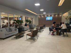 Una televisión o centro de entretenimiento en São Pedro Thermas Resort