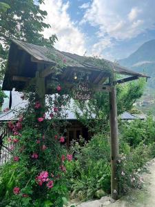 una señal para una casa de correos en un jardín con flores en Desi house Ta Van Sapa, en Sa Pa