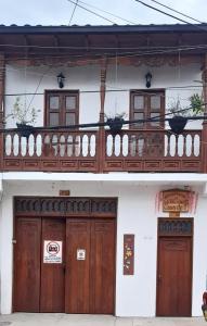 a building with wooden doors and a balcony at Alojamiento Casa de T in San Agustín