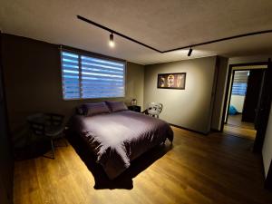 Un dormitorio con una cama grande y una ventana en Acogedor y Moderno Apartamento Centro Histórico, en Bogotá