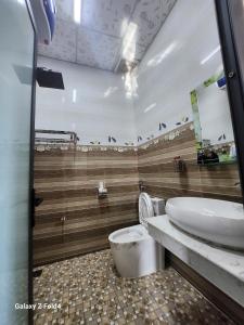 Kon Von KlaにあるVân Tânのトイレと洗面台付きのバスルーム