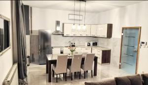 Kuchyň nebo kuchyňský kout v ubytování Kosante - luxury apartment - 150 m2 with fitness room