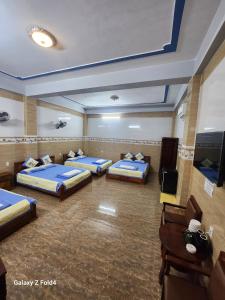 Zimmer mit 3 Betten und einem Flachbild-TV in der Unterkunft Vân Tân in Kon Von Kla