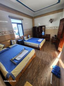 1 dormitorio con 2 camas y espejo en Vân Tân, en Kon Von Kla