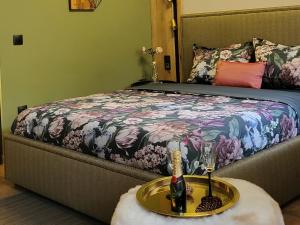 Una cama con una mesa con una botella y vasos. en Pinewood ANG luxurious apartment A32, en Borovets