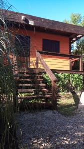 una casa con una escalera delante de ella en Cabañas en Mar Azul en Balneario Mar Azul