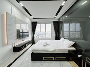 ein Schlafzimmer mit einem großen Bett und einem großen Fenster in der Unterkunft SUNRISE CITY Apartment - Dau Dau HOMES in Ho-Chi-Minh-Stadt