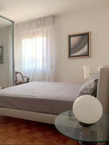 um quarto com uma cama e uma mesa de vidro em Mini Suite Cremona em Cremona