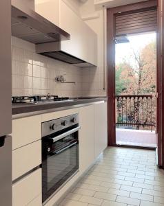 uma cozinha com fogão forno superior ao lado de uma janela em Mini Suite Cremona em Cremona