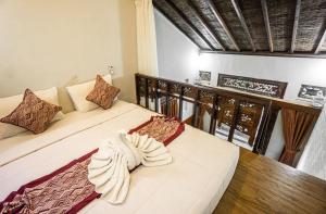 dwa łóżka siedzące w pokoju z w obiekcie D'Ubud House w mieście Ubud