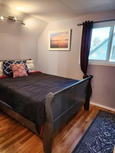 sypialnia z dużym łóżkiem i oknem w obiekcie Winnipeg Place to Stay w mieście Winnipeg