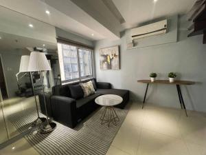 Stylish Modern Loft 2BR in BGC tesisinde bir oturma alanı