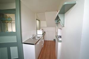 - une petite cuisine avec un évier et un miroir dans l'établissement 2 Bedroom Self Contained Apartment with Spa, à Ballarat