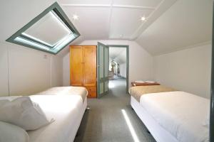 - une chambre avec 2 lits et une lucarne dans l'établissement 2 Bedroom Self Contained Apartment with Spa, à Ballarat
