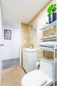un piccolo bagno con servizi igienici e lavandino di Private bedroom in Roma Norte in Mexico City a Città del Messico