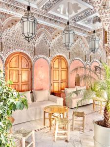 un soggiorno con divano bianco e tavolo di Riad Azad & Spa a Marrakech