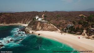 an aerial view of a beach and the ocean at Centro Sati Bungalow in Cuatunalco