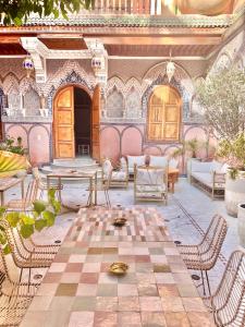 un patio con sedie e tavolo in un edificio di Riad Azad & Spa a Marrakech