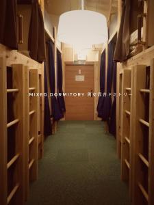 przedpokój garderoby z dużym światłem w obiekcie Hostel Furoya w Osace
