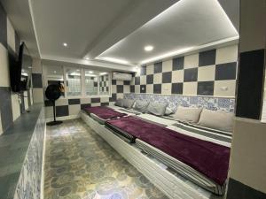 ein Schlafzimmer mit einem großen Bett in einem Zimmer in der Unterkunft Anak Jay Ang in Puerto Galera