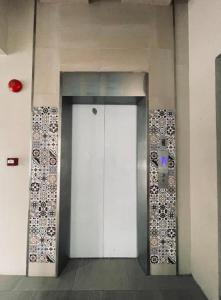 een hal met een witte deur in een gebouw bij Daraga Tourist Inn in Locsin