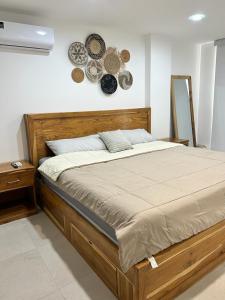1 cama en un dormitorio con placas en la pared en Apartamento Vacacional frente al mar en General Villamil Playas, en Playas