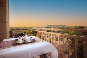 - Mesa con set de té en el balcón en Hotel Meri Haveli, en Jaisalmer