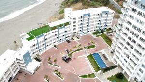 una vista aérea de un edificio situado junto a la playa en Apartamento Vacacional frente al mar en General Villamil Playas, en Playas