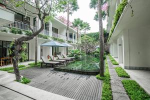 un patio con sillas y una fuente en un edificio en Sabana Ubud, en Ubud