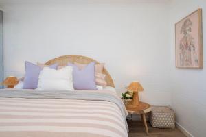 Postel nebo postele na pokoji v ubytování Palm Springs Oasis in Bateau Bay