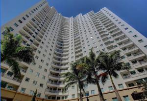 un gran edificio con palmeras delante en Lindo Apartamento Alto Padrão Bela Cintra Stay, en São Paulo