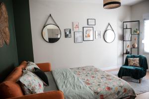 Un dormitorio con una cama y un espejo en la pared. en Sapio, en Angers 29 fotos más