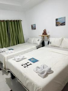 twee bedden naast elkaar in een kamer bij Green Ocean Lodge in Koh Rong Island