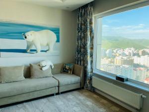 烏蘭巴托的住宿－High-Rise Scenic View New Apt，带沙发和大窗户的客厅