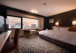 Postel nebo postele na pokoji v ubytování Meitetsu Komaki Hotel
