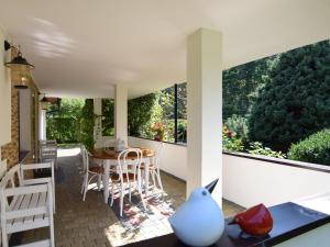 une chambre avec un balcon avec une table et des chaises dans l'établissement Holiday Home in Kopalino near Baltic Sea, à Kopalino