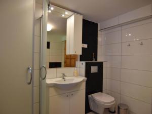 une salle de bain avec un lavabo, des toilettes et un miroir dans l'établissement Holiday Home in Kopalino near Baltic Sea, à Kopalino 15 autres photos