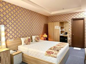 1 dormitorio con 1 cama grande en una habitación en Khách Sạn Diễm Minh, en Can Tho