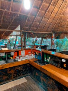 cocina con encimera con fregadero y encimera en Kin Hostal and Camping en Holbox Island