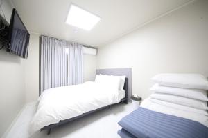 Postel nebo postele na pokoji v ubytování HOTEL LENITH Seomyeon