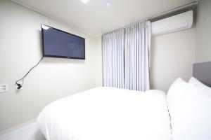 Postel nebo postele na pokoji v ubytování HOTEL LENITH Seomyeon