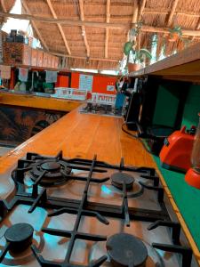 Η κουζίνα ή μικρή κουζίνα στο Kin Hostal and Camping