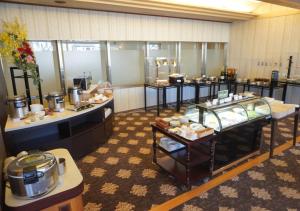 a large room with a buffetasteryasteryasteryasteryasteryasteryasteryasteryasteryastery at Meitetsu Komaki Hotel in Komaki