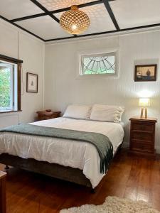 Un dormitorio con una cama grande y una ventana en Charming Country Retreat, en Hamilton