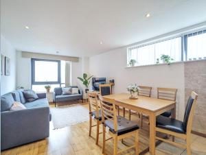 ein Wohnzimmer mit einem Tisch und einem Sofa in der Unterkunft 2-bedroom Apt Near Key Attractions Free Parking in Liverpool