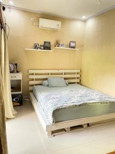 een slaapkamer met een bed in een kamer bij Panayota House in Kuta Lombok