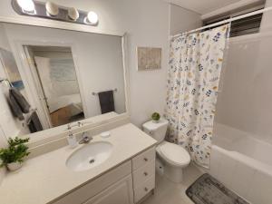 y baño con lavabo, aseo y espejo. en Charming East Van Hideaway - Near SkyTrain, en Vancouver